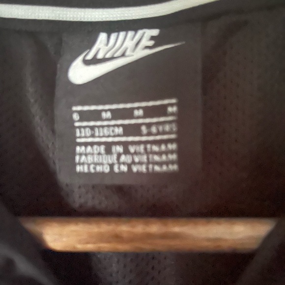 Boy’s Nike 6m black windbreaker with hood. Two zipper pockets. - Picture 4 of 4